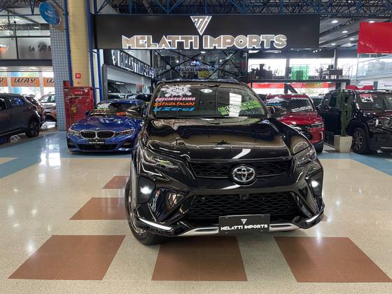 TOYOTA HILUX SW4 2.8 D-4D TURBO DIESEL SRX PLATINUM 7L 4X4 AUTOMÁTICO TOYOTA HILUX SW4 2.8 D-4D TURBO DIESEL SRX PLATINUM 7L 4X4 AUTOMÁTICO
